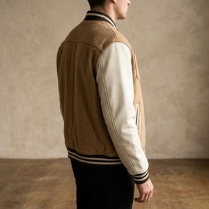 Veste bomber en laine marron pour homme, manches en cuir crème, boutons pression, personnalisable OEM ODM, vente en gros - Product Image 3