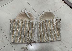 Corset bustier court en maille tissée brodé à la main, blanc, pour mariage d'hiver, avec col cœur, perles, strass et perles dorées, 100% - Product Image 2
