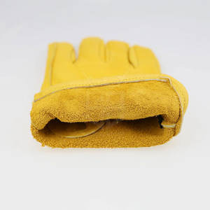 Guantes de Seguridad de Cuero de Alta Calidad Diseñados con Cuero Vacuno Grueso y Agarre Resistente para Soldadura, Trabajos Mecánicos y de Taller - Product Image 3