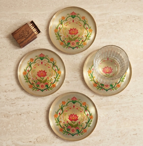 Sous-verres en laiton de style vintage, estampillés d'un motif de blason équestre royal, disponibles à prix de gros. - Product Image 6