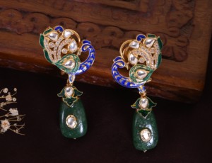 Pendientes de Plata de Lujo Hechos a Mano con Diseño de Pavo Real Jadau, Incrustaciones de Cristal Meenakari Azul Verdoso y Gotas de Aventurina Verde Jadau - Product Image 1