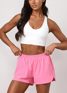 Shorts de sport pour femmes, personnalisables avec logo OEM, en tissu rose, légers, avec ceinture élastiquée et doublure en mesh. - Product Image 4