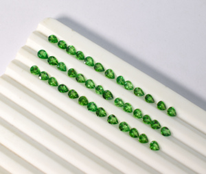 Tsavorite naturelle vert vif taille poire, pierres précieuses de 5x3 mm, 5x4 mm, 7x5 mm, qualité Eye Clean, pierres en vrac pour la joaillerie - Product Image 6