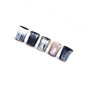 Verre à boire en corne de haute qualité avec gravure à la main complexe par Tayyab Handicraft - Product Image 1