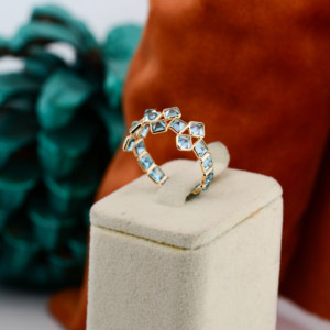 Bague éternelle en topaze bleue suisse naturelle, taille princesse, en or jaune massif 18 carats – Bague géométrique à double rangée de pierres précieuses - Product Image 4