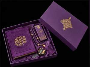 Coran sacré avec tasbih et montre numérique, autres articles vestimentaires dans un coffret cadeau marron, calligraphie dorée, design arabe élégant - Product Image 5