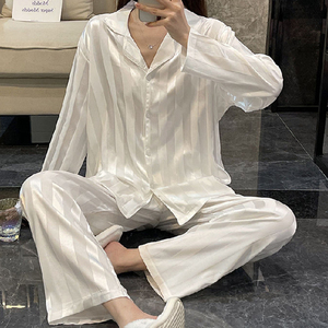 Conjunto de pijama de satén rosa para mujer, manga corta, estampado de corazones, cuello con muescas, ropa de dormir con botones, pantalones largos - Product Image 6