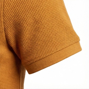 Polo en maille gaufrée à manches courtes pour homme, couleur moutarde, fermeture éclair, design uni, coupe classique - Product Image 6