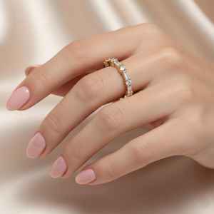 Bague éternelle unisexe en or massif 14 carats avec diamants de laboratoire ronds et baguette, bijoux fins modernes pour petite amie - Product Image 3