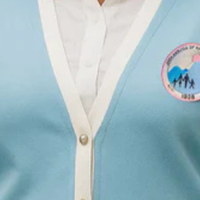 Jack and Jill Varsity Strickjacke Hellblau Damen Premium Strickpullover mit Wappen-Aufnäher Perlmuttknöpfe Klassische Passform