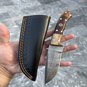 Cuchillo de caza de hoja fija de acero de Damasco hecho a mano Trend Blades con punta de clip, mango de madera y funda de cuero - Tamaños personalizados - Product Image 1