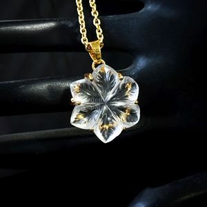 Collar con colgante de flor de cuarzo cristalino AAA para mujer, colgante de flor de cristal tallado a mano, hecho a mano. - Product Image 3