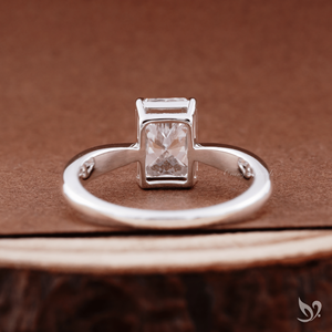 Anillo de compromiso moderno y audaz de oro blanco de 10 quilates con diamante radiante de 2 quilates cultivado en laboratorio y diseño de tallo pellizcado. - Product Image 3