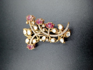 Broche AMAIRA JEWELS en forme de fleur, plaquée or, en argent, avec pierres Moissanite Polki et doublet rouge, unisexe, pour fêtes, mariages et occasions spéciales - Product Image 5
