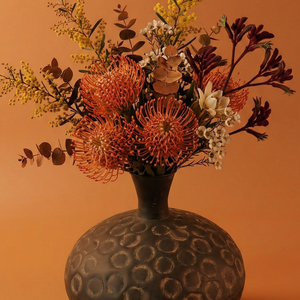Vase à fleurs en métal artisanal moderne, finition texturée noire à fossettes, centre de table rond décoratif, unité individuelle uniquement - Product Image 4