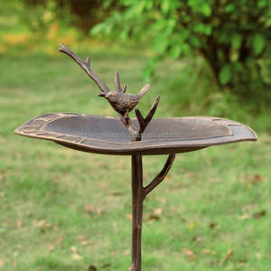 Bain d'oiseaux artisanal en métal, abreuvoir de jardin, bol en fer, décoration de patio extérieur, design unique et élégant - Product Image 1