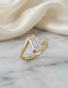 Bague de fiançailles et de mariage en or massif 14 carats avec diamant taille émeraude certifié IGI de 2 carats, sertissage clos, bijoux de mariée personnalisés, joaillerie fine - Product Image 3