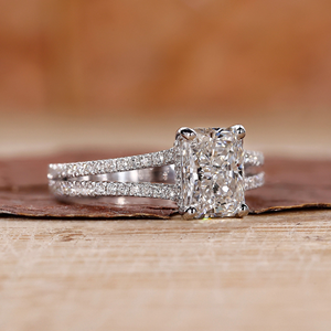 แหวนหมั้นมอสซาไนต์ทรงเรเดียนท์คัท ตัวเรือนเงินแบบหนามเตย ดีไซน์ก้านแหวนแยกสองส่วน ประดับเพชรแบบพาเว่ สำหรับงานแต่งงาน - Product Image 3