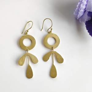 Boucles d'oreilles en laiton de haute qualité pour femmes, design barre, clous fins, fabrication artisanale indienne - Product Image 1