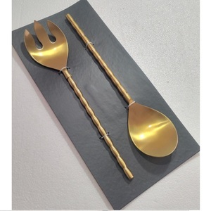 Juego de 2 utensilios para ensalada de acero inoxidable ecológicos con diseño de bambú y mango con acabado antiguo de latón - Product Image 1