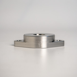 Rondelle en acier inoxydable usinée CNC sur mesure par AMT VINA, à deux trous, fabrication de précision pour le brochage industriel - Product Image 2