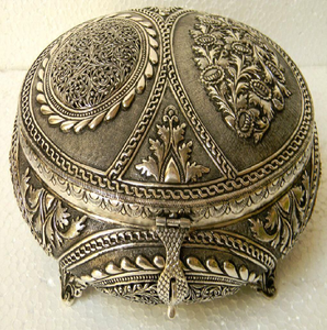 Juego de paandan octogonal plateado que muestra vistas cerradas y compartimentos abiertos. Disponible a precios de mayorista. - Product Image 5