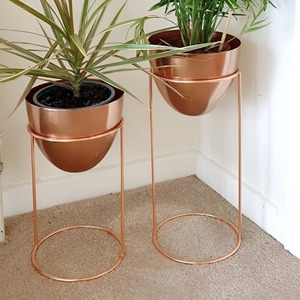 Jardinière décorative en métal de forme ronde unique, au design artistique, idéale pour l'aménagement paysager et les présentations de plantes sur balcon - Product Image 2