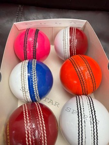 ลูกคริกเก็ตคุณภาพพรีเมียม Salstar Sport ผลิตจากหนังเกรดท็อป สามารถปรับแต่งสี ลวดลาย และโลโก้ได้ - Product Image 1