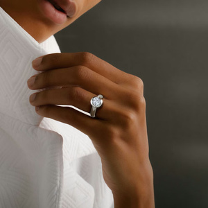 Bague solitaire en diamant de laboratoire, taille brillant ronde, sertie clos - Product Image 6