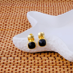 Boucles d'oreilles clous carrées en onyx noir, faites à la main, facettées, taille coussin, bijoux pierre de naissance, cadeau minimaliste pour elle - Product Image 1