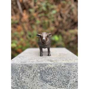 Adorno de oveja de hierro fundido, decoración de mesa, escultura de oveja de bronce hecha a mano y miniatura para suministros de jardín - Product Image 1