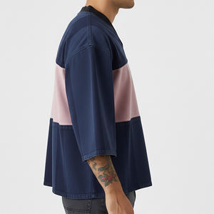 Camiseta personalizada 100% algodón con cuello en V, bloques de color, hombros caídos y ribete en contraste para hombre, de calidad premium, estilo streetwear y hip hop. - Product Image 2