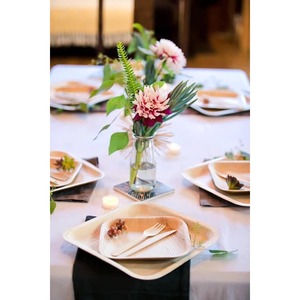 Platos Desechables Cuadrados de Hoja de Palma con Bandeja, Vajilla Moderna Ecológica para Bodas, Diseño de Hoja de Areca Natural - Macy - Product Image 1