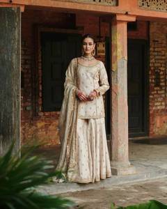 Magnifique ensemble prêt-à-porter en soie dorée scintillante avec broderie Zari et sequins, comprenant un haut, un pantalon palazzo et une dupatta, entièrement cousu. - Product Image 2
