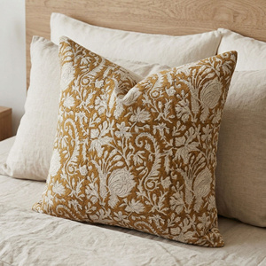 Housse de coussin décorative imprimée à la main motif floral traditionnel style mondial pour la maison - Product Image 1