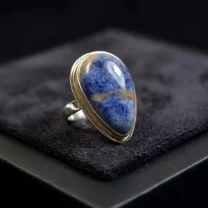 Bague cocktail en sodalite bleue, argent sterling 925, sertissage clos, forme poire, style bohème unisexe - Product Image 4