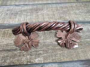 Poignée de portail en fer forgé avec motif de corde torsadée et motifs de feuilles, style traditionnel, finition élégante - Product Image 3