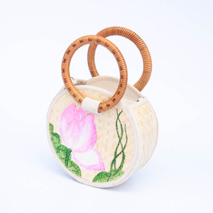 Sac rond tissé à la main en forme de feuille avec motif de lotus rose – Accessoire artisanal haut de gamme - Product Image 2