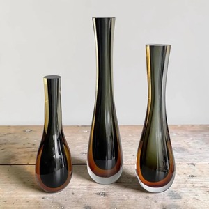 Vase en verre décoratif de style artisanal écologique pour l'affichage de fleurs, décoration intérieure, cadeau et utilisation pour les occasions, disponible à la vente - Product Image 3