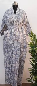 Kimono de algodón puro con estampado floral hecho a mano - ligero, cómodo y suave, ideal como ropa de dormir y para estar en casa. - Product Image 3