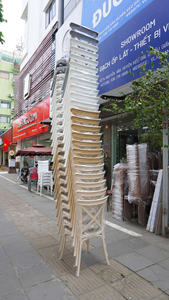 Silla de plástico moldeado estilo X-Back de color negro, una silla cómoda y confiable para experiencias culinarias. - Product Image 4