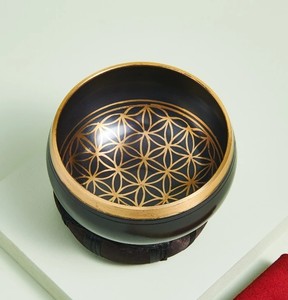 Bol chantant rond en bronze noir avec bord plaqué or et motif en relief pour la prière, la méditation et la décoration - Product Image 6