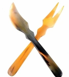 Ensemble de couverts : Cuillère, Fourchette, Couteau à fromage et Couteau à beurre, avec manche en corne antique orange et noir, à motifs croisés, fabriqués à la main - Product Image 1