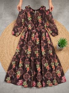 El hermoso diseño con vuelo agrega una elegante movilidad, creando un look encantador y femenino. Vestido maxi de algodón suave. Cotton Celebration Maxi. - Product Image 1