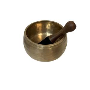 Bol chantant en laiton martelé à la main de qualité supérieure pour la thérapie sonore du yoga et des chakras, avec marteau de frappe – Meilleur prix - Product Image 1