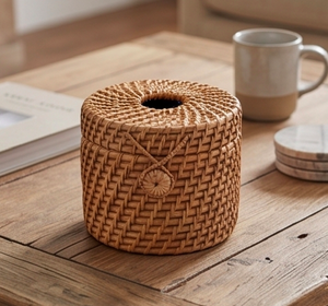 Porte-serviettes rond élégant en rotin pour une utilisation contemporaine dans la salle à manger, la cuisine et comme accessoire décoratif. - Product Image 4