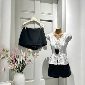 Conjunto de Moda Coreano para Mujer, Blusa Corsé Blanca Informal y Minifalda Negra, 100% Poliéster - Product Image 1