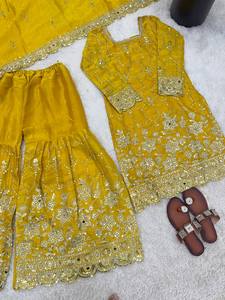 Présentation de la nouvelle collection Sharara : Ensemble haut-bas et dupatta en soie lourde infroissable, entièrement cousu, prêt à porter pour les fêtes de Diwali - Product Image 5
