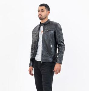 Chaqueta de moto para hombre de cuero PU negro, cuello alto, cierre de cremallera, corte ajustado, longitud regular, color sólido, en venta. - Product Image 1