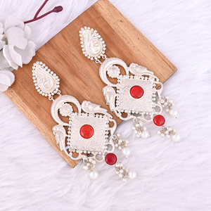 Pendientes Colgantes de Diseño Étnico en Plata Alemana con Piedra Perla Roja Hidro - Product Image 4